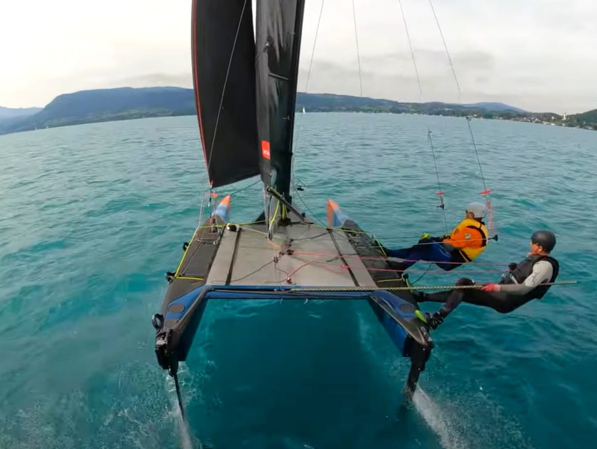 Two sailors foiling on Flyte